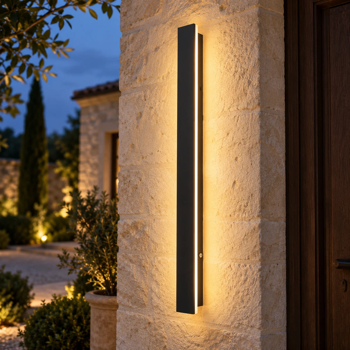 Applique murale LED noire, éclairage blanc chaud sur mur en pierre