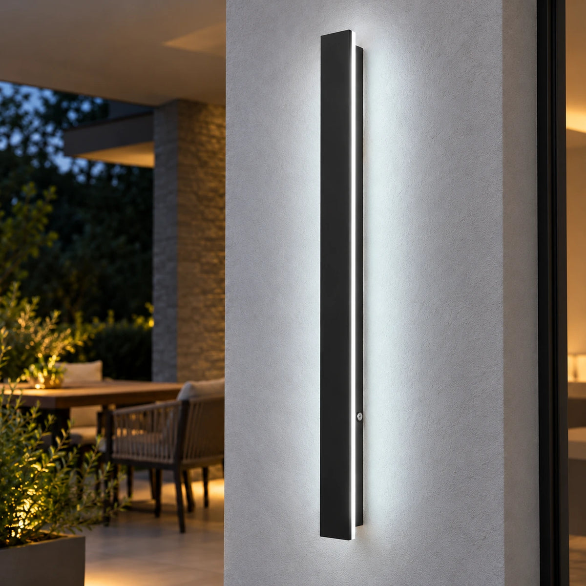 Applique murale LED noire en blanc froid sur une terrasse
