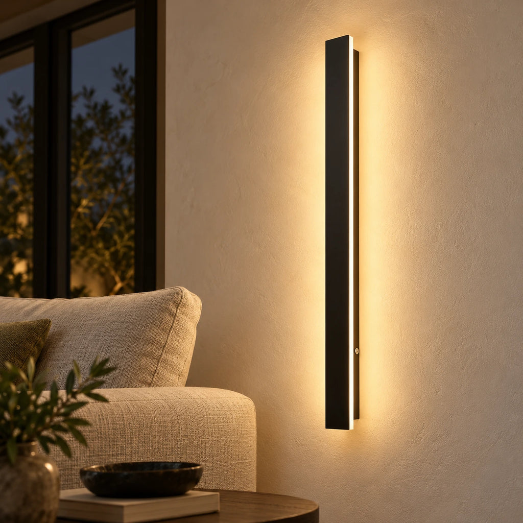 Applique murale LED noire en lumière chaude dans un salon