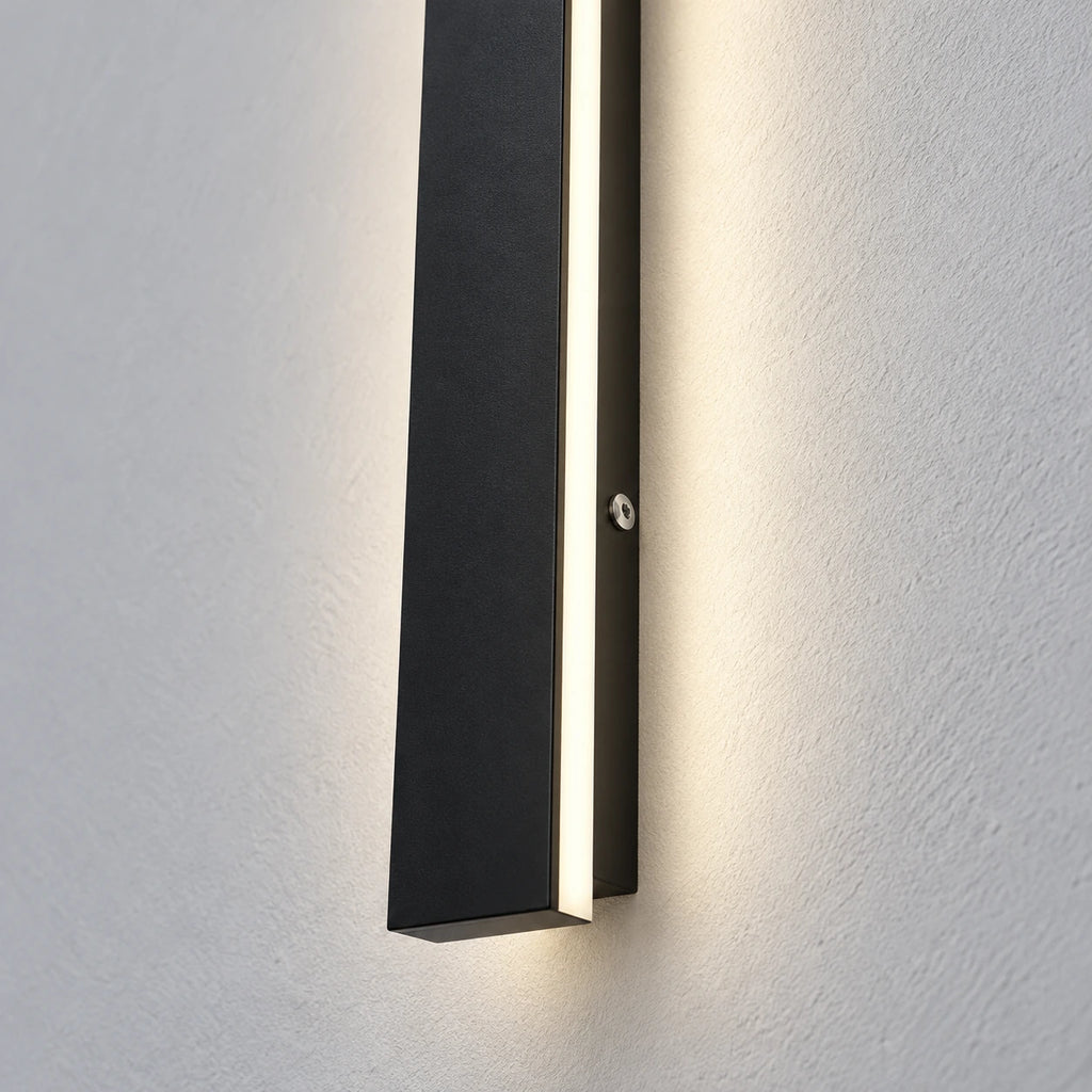 Détail du profil noir mat et du diffuseur de l’applique LED