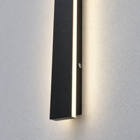 Détail du profil noir mat et du diffuseur de l’applique LED