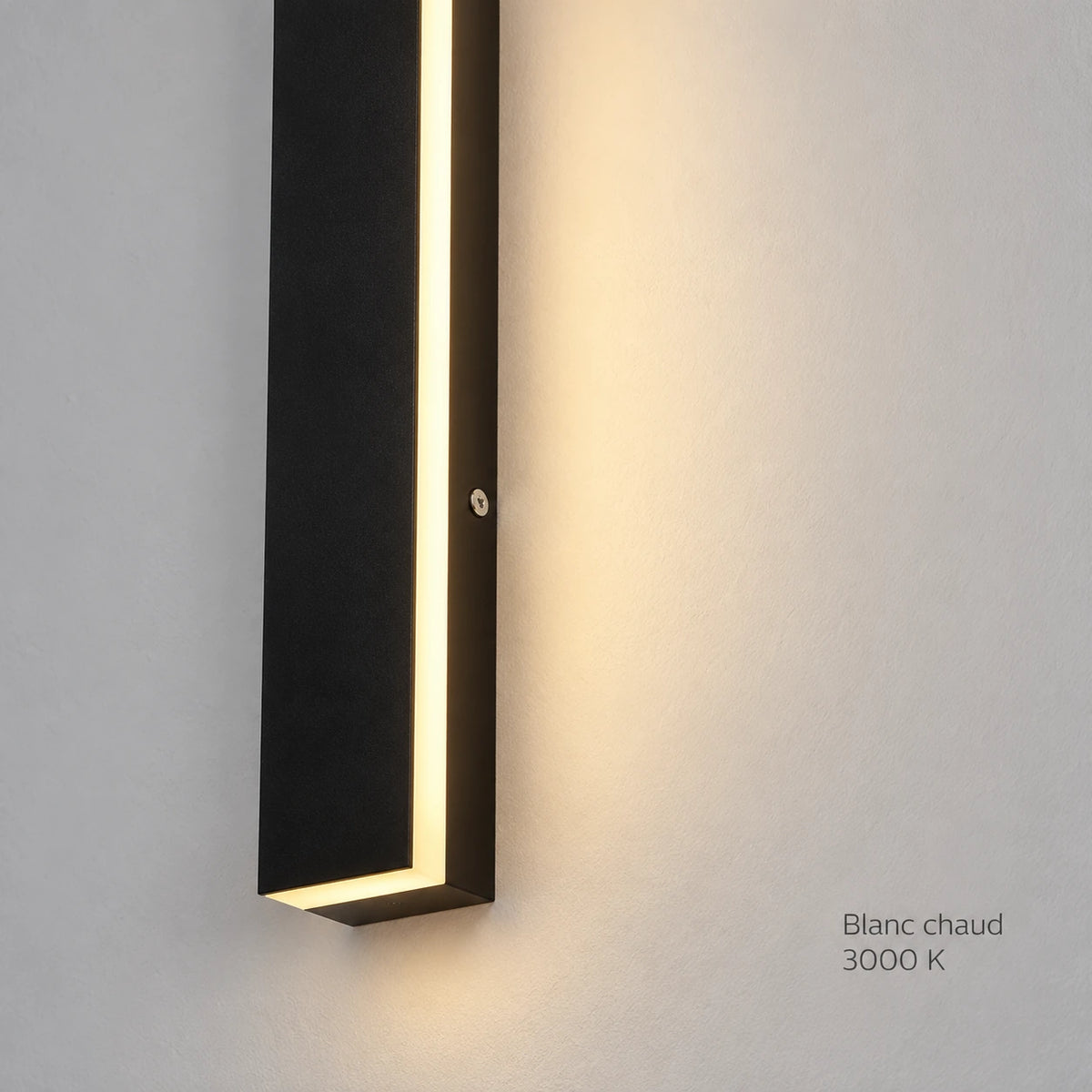 Gros plan de l’applique murale LED noire en blanc chaud 3000 K Image