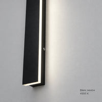 Gros plan de l’applique murale LED noire en blanc neutre 4000 K
