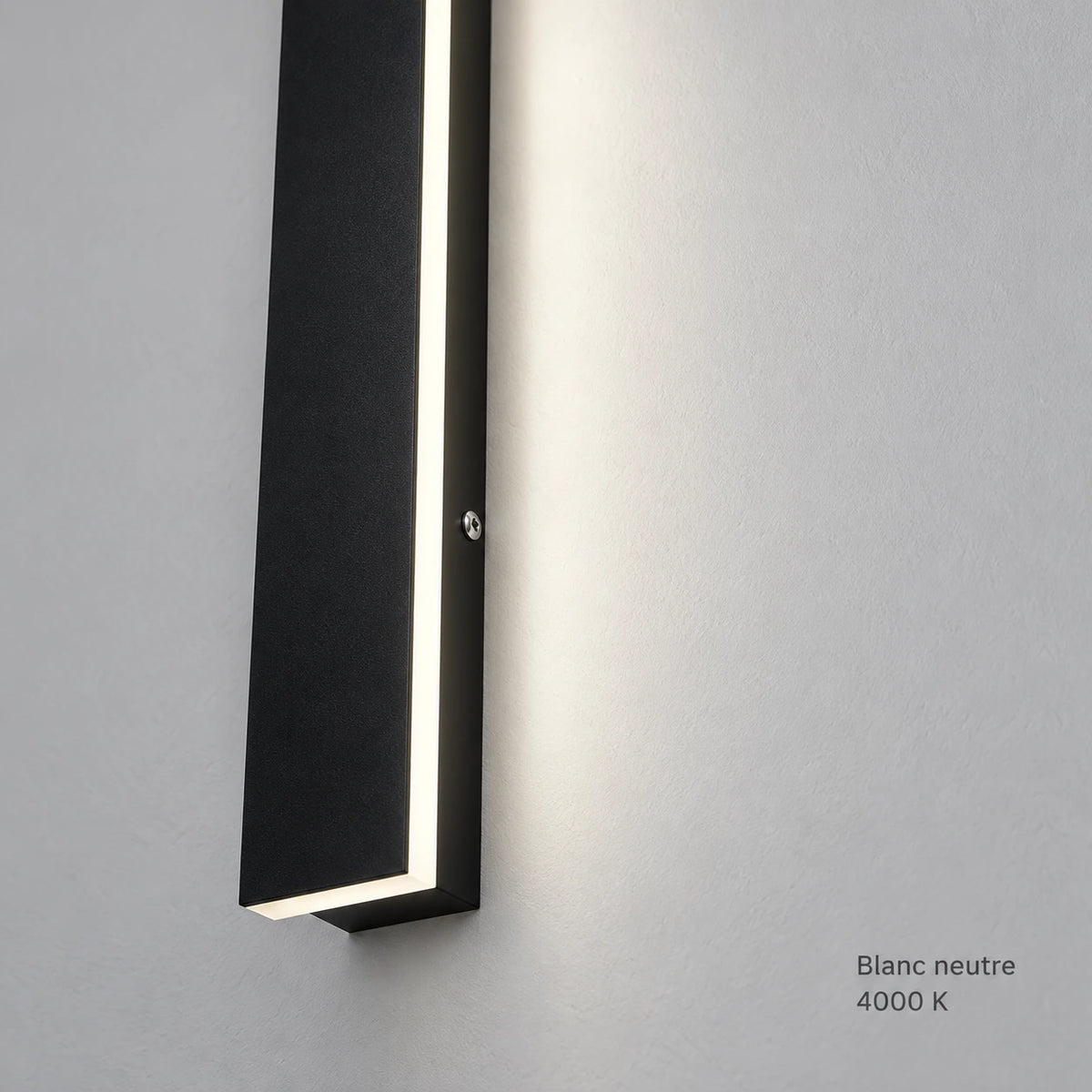 Gros plan de l’applique murale LED noire en blanc neutre 4000 K
