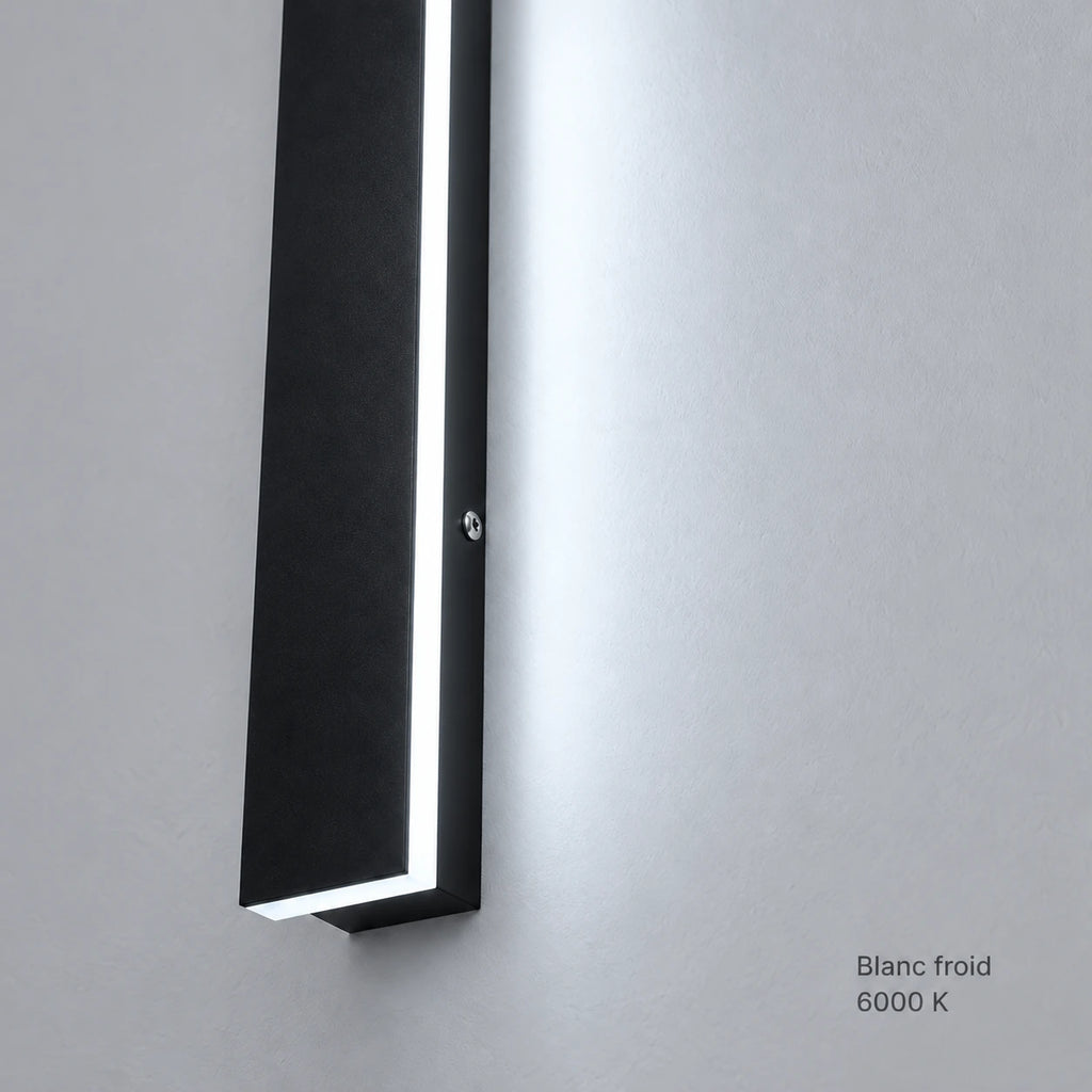 Gros plan de l’applique murale LED noire en blanc froid 6000 K