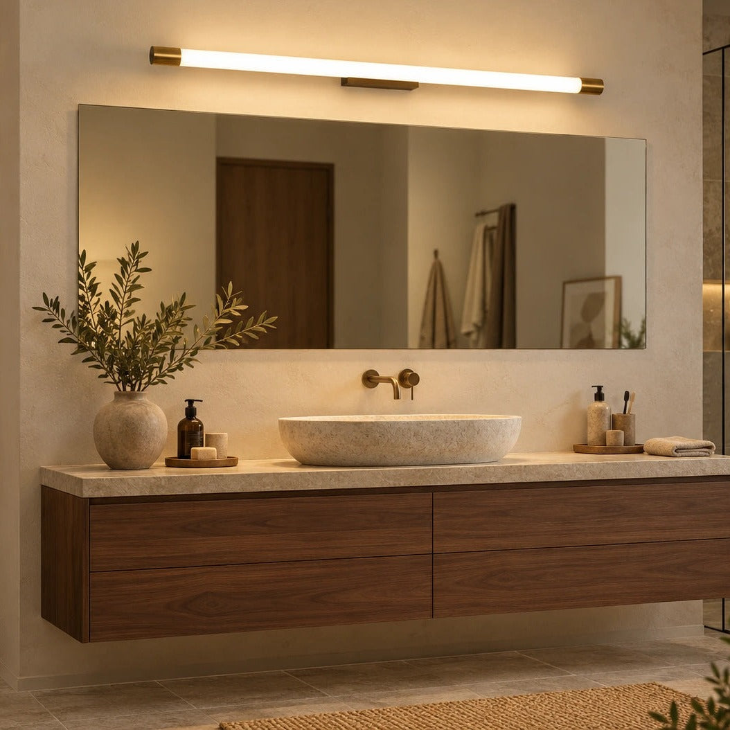 Applique miroir Clémence allumée au-dessus du miroir de salle de bain Image