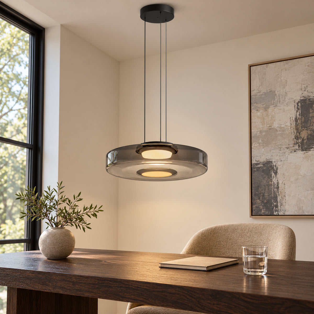 Suspension en verre Gris fumé 35 cm dans un intérieur réaliste