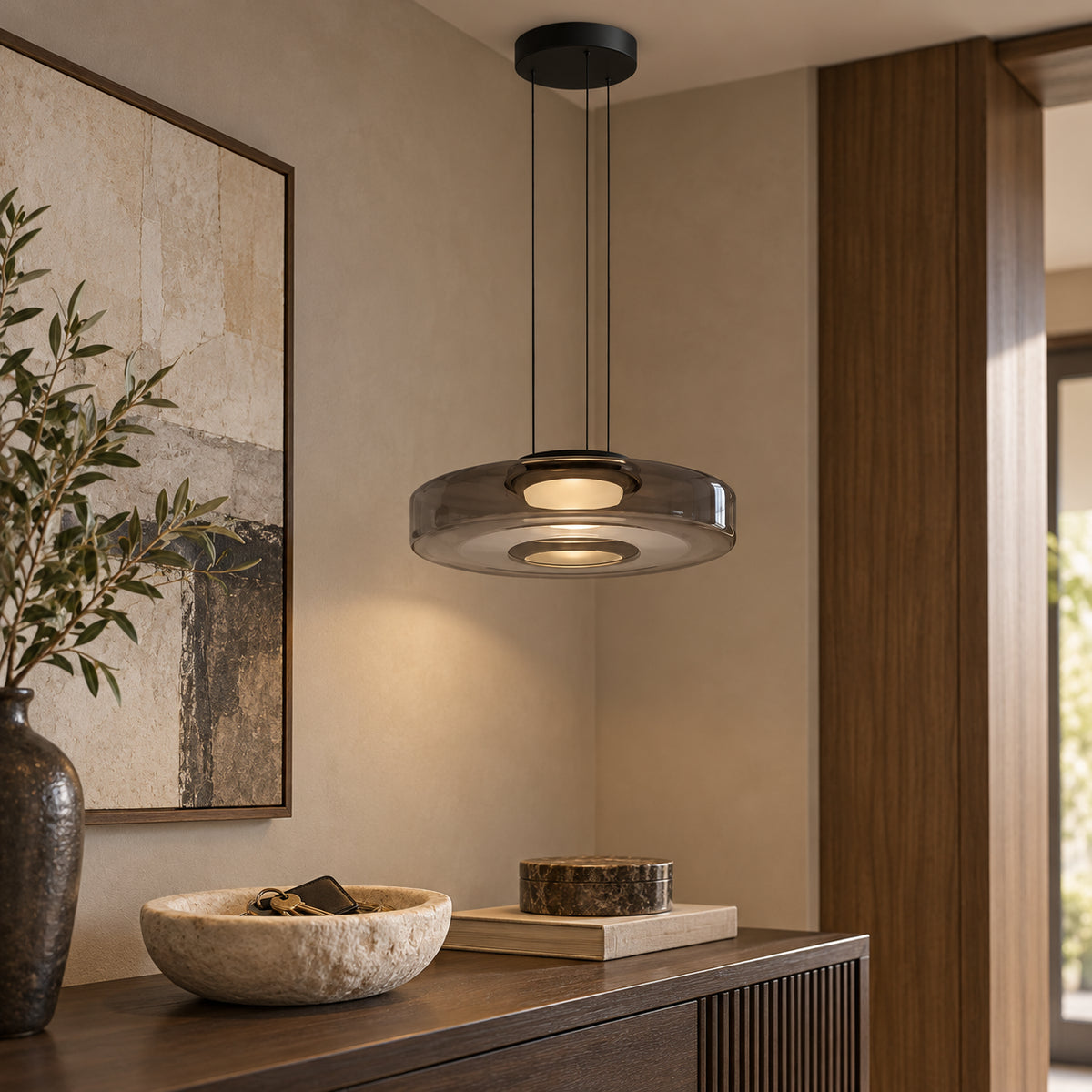 Suspension en verre Gris fumé 25 cm dans un intérieur réaliste