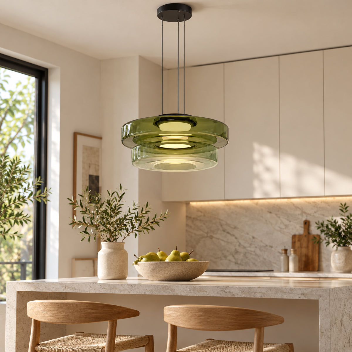 Suspension en verre Vert – duo 25 + 35 cm dans un intérieur réaliste