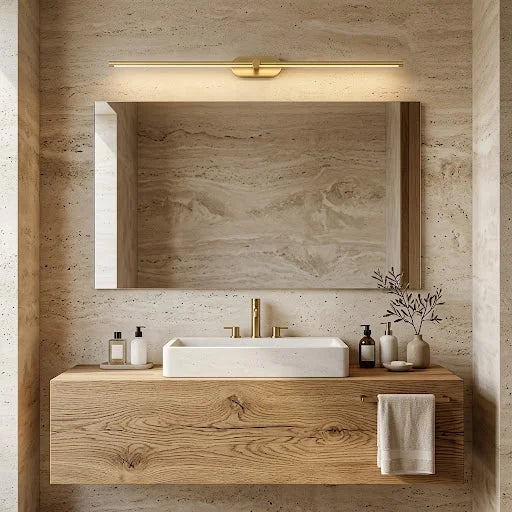 Applique miroir LED barre fine Anatole dorée au-dessus d'un miroir de salle de bain Image